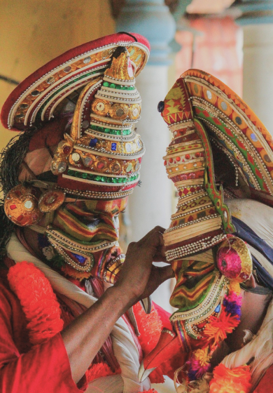 装飾をする女性